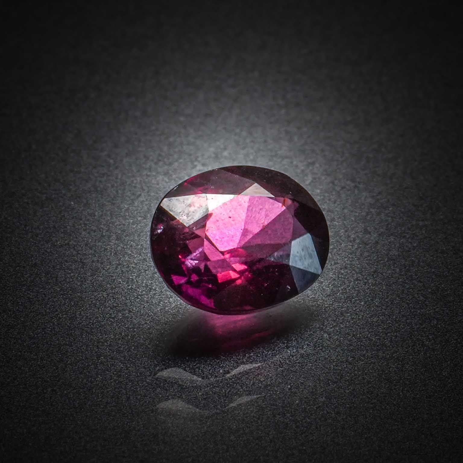 Tourmaline verte poire sur papier. - Lazuli