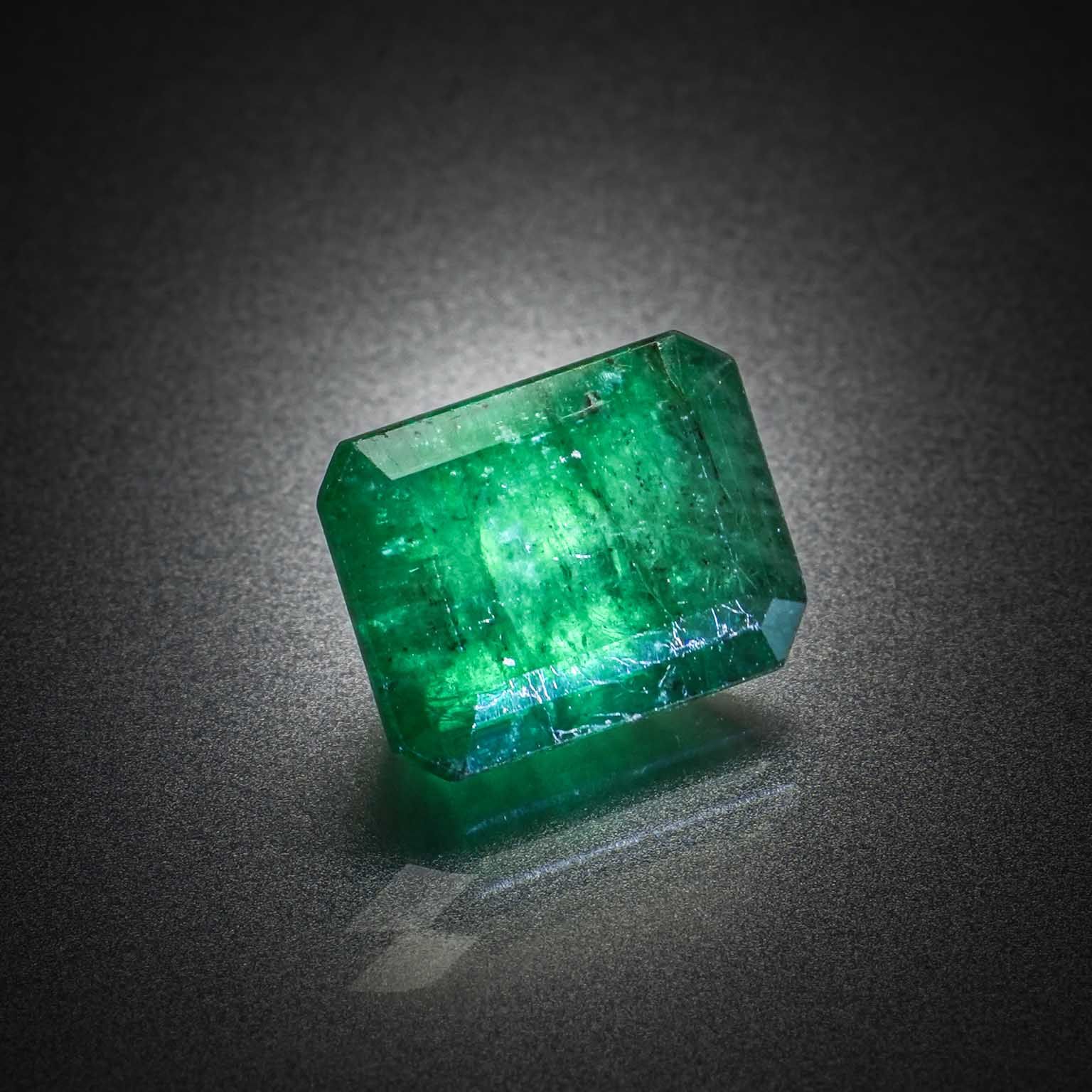 Fluorite violette brute sur papier. - Lazuli