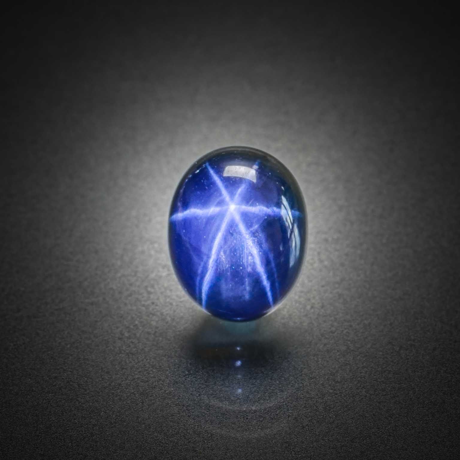 Saphir étoilé ovale cabochon sur papier. - Lazuli