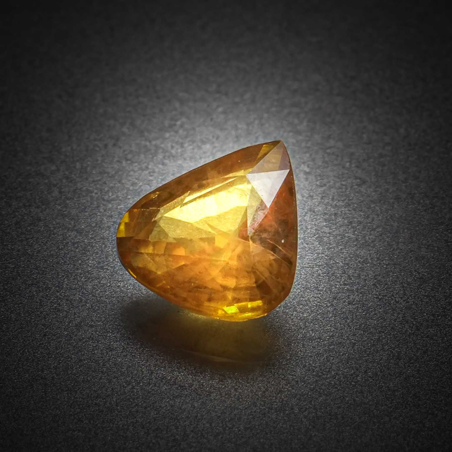 Saphir jaune/orangé poire sur papier. - Lazuli