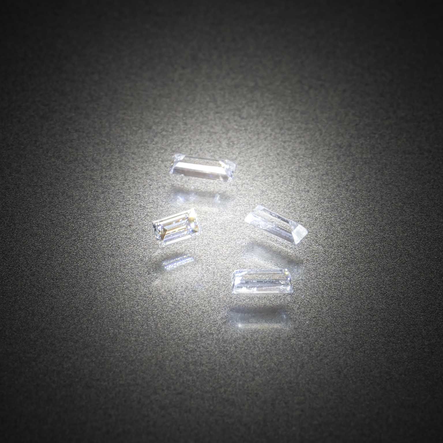 Lot de quatre diamants baguettes sur papier. - Lazuli