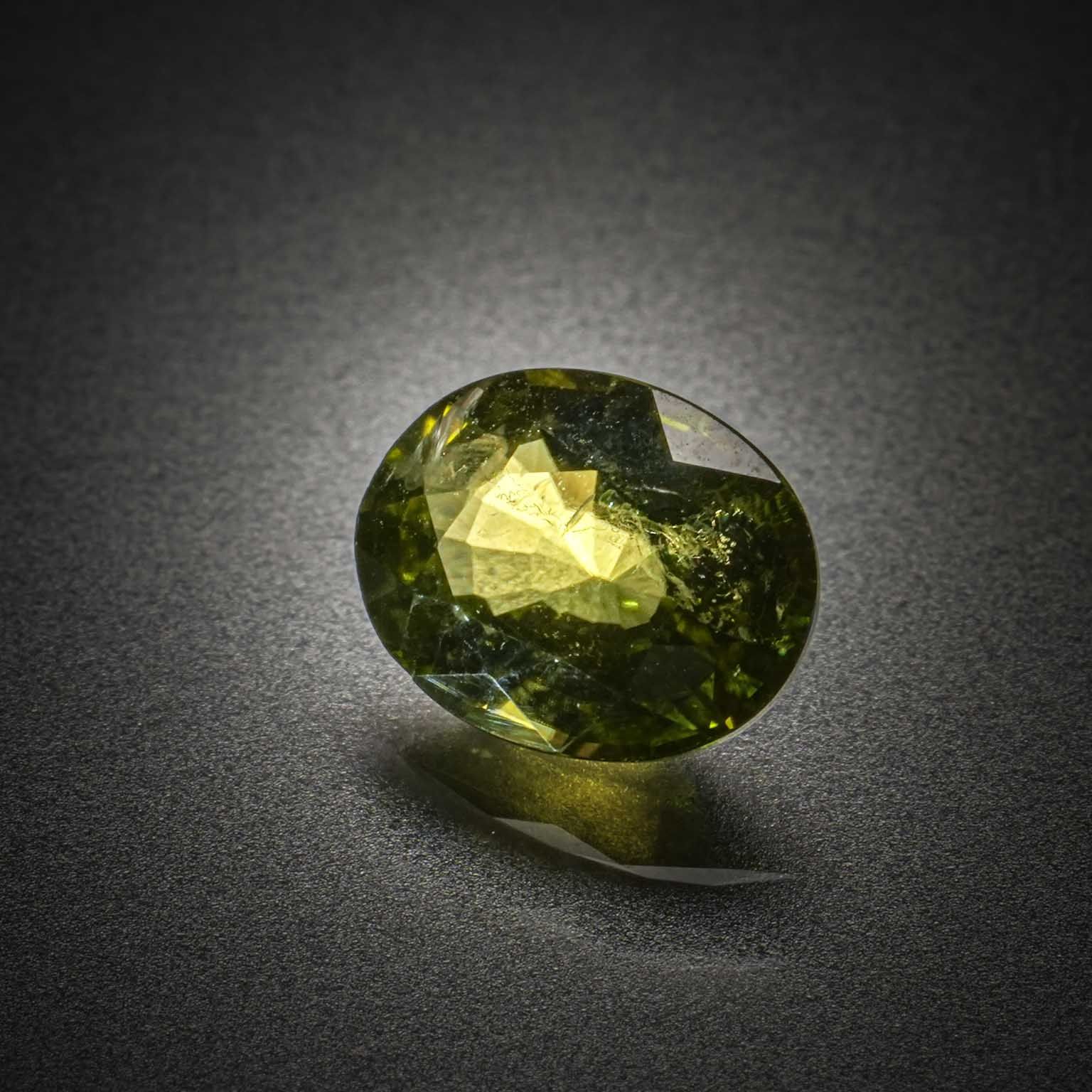 Péridot ovale sur papier. - Lazuli