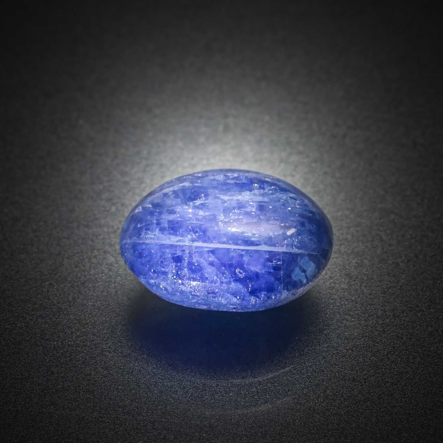 Saphir rond cabochon sur papier. - Lazuli