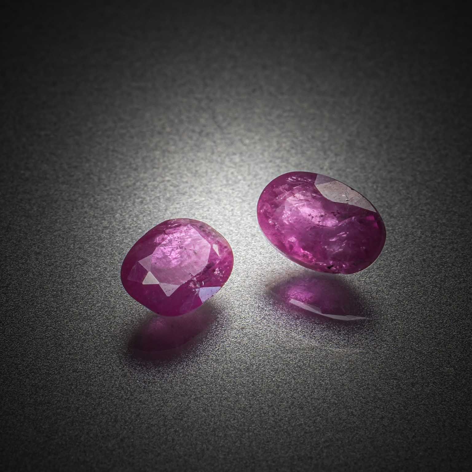 Appairage de rubis ovales sur papier. - Lazuli