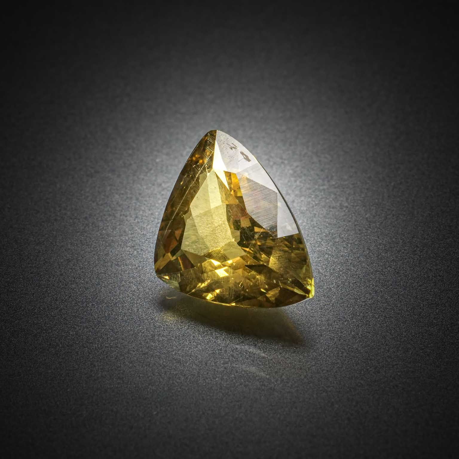 Apatite jaune trillion sur papier. - Lazuli