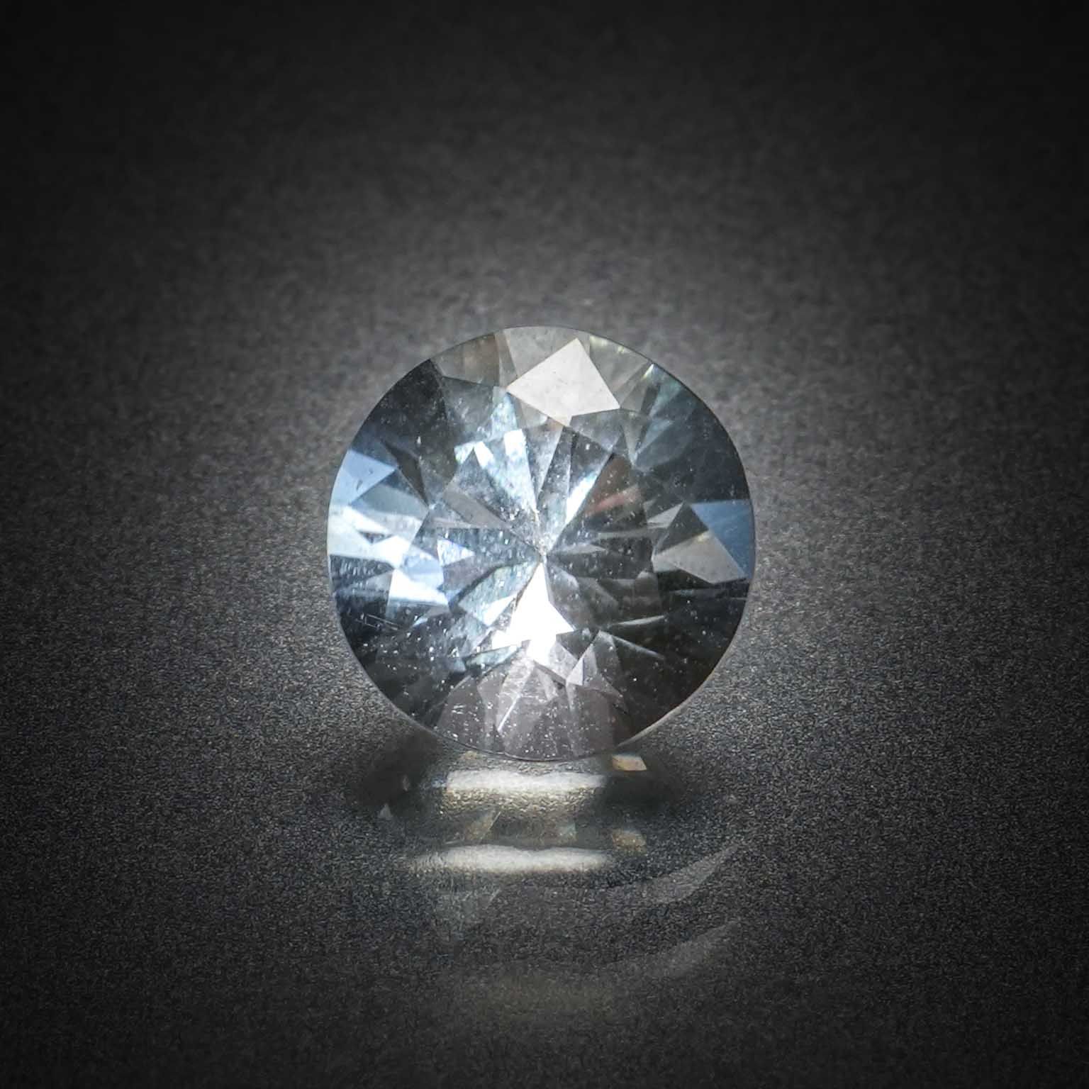 Topaze blanche ronde sur papier. - Lazuli