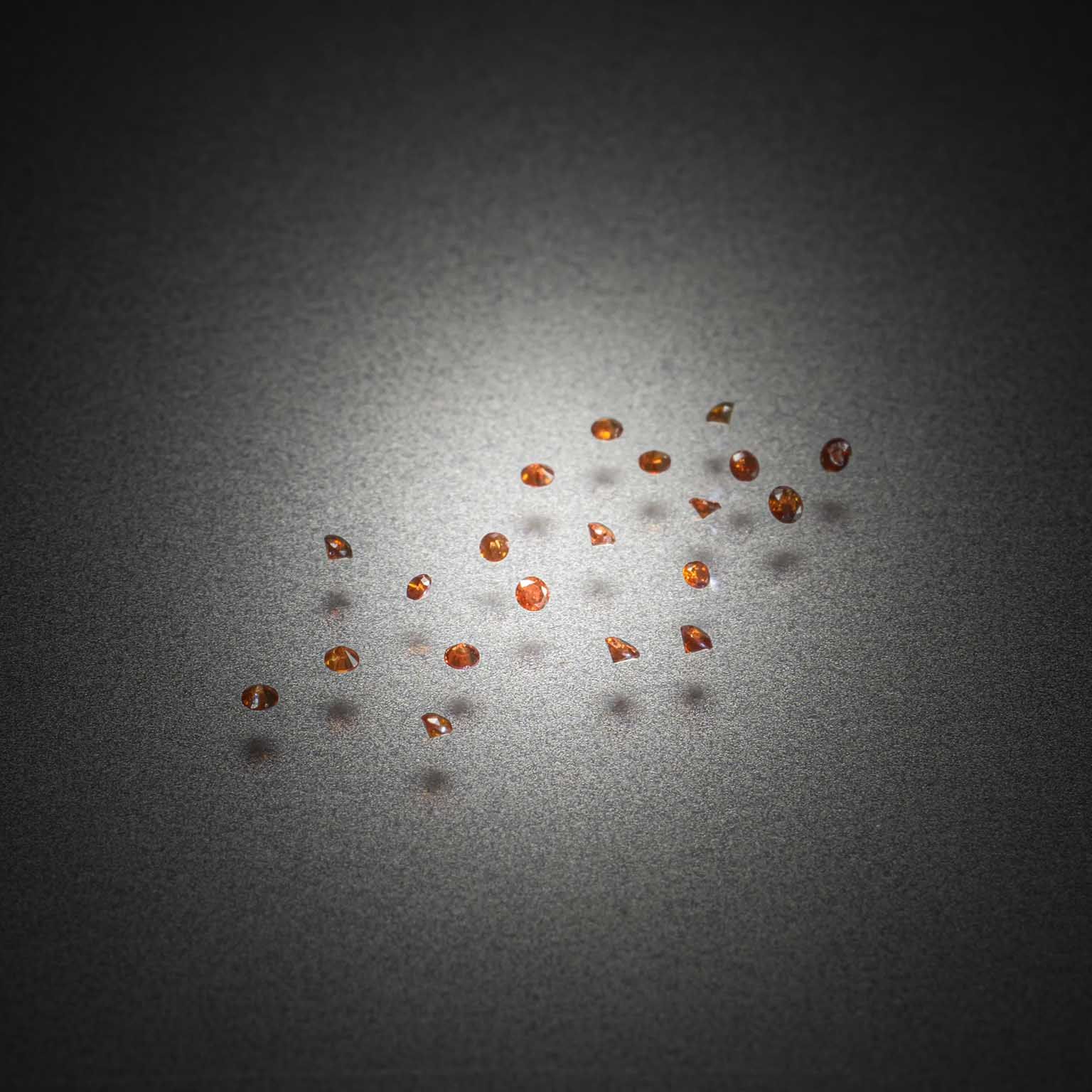 Lot de vingt diamants caramels ronds sur papier. - Lazuli