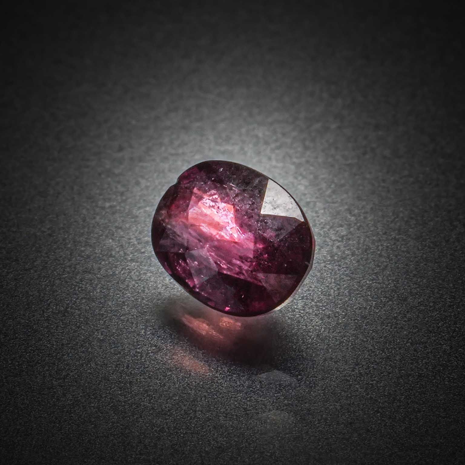 Rubis ovale sur papier. - Lazuli