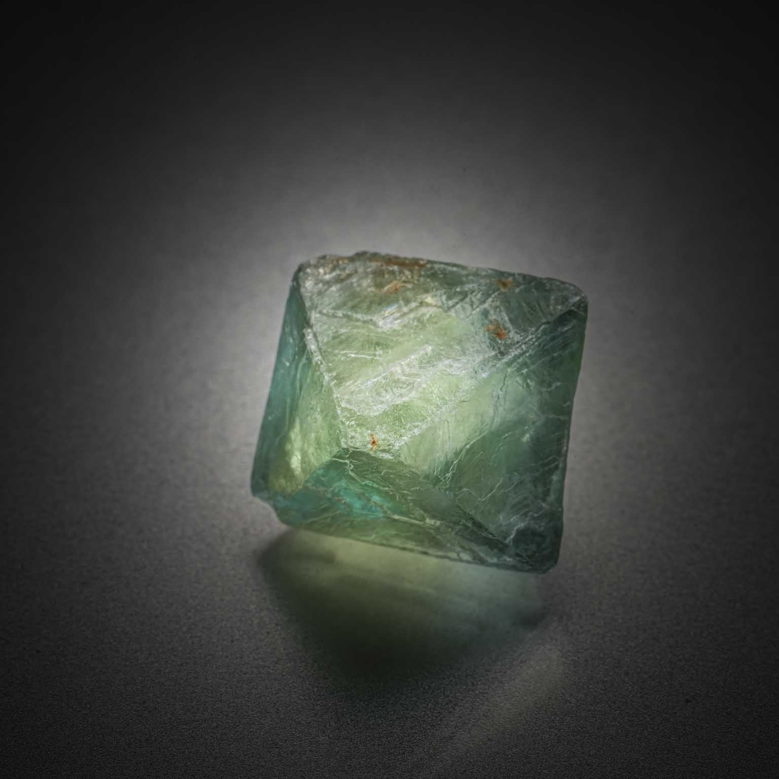Fluorite verte/bleue brute sur papier. - Lazuli