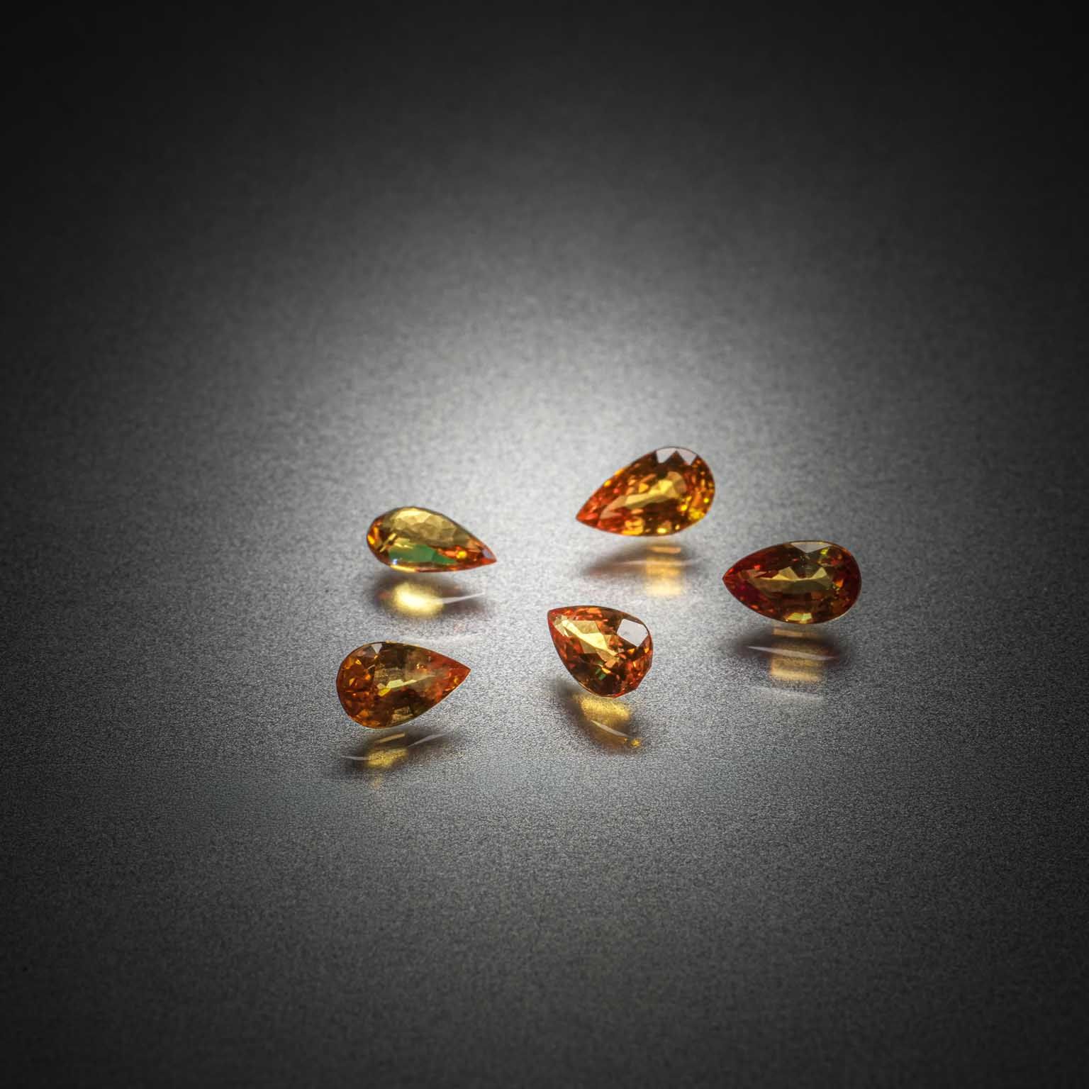Lot de cinq saphirs oranges poires sur papier. - Lazuli