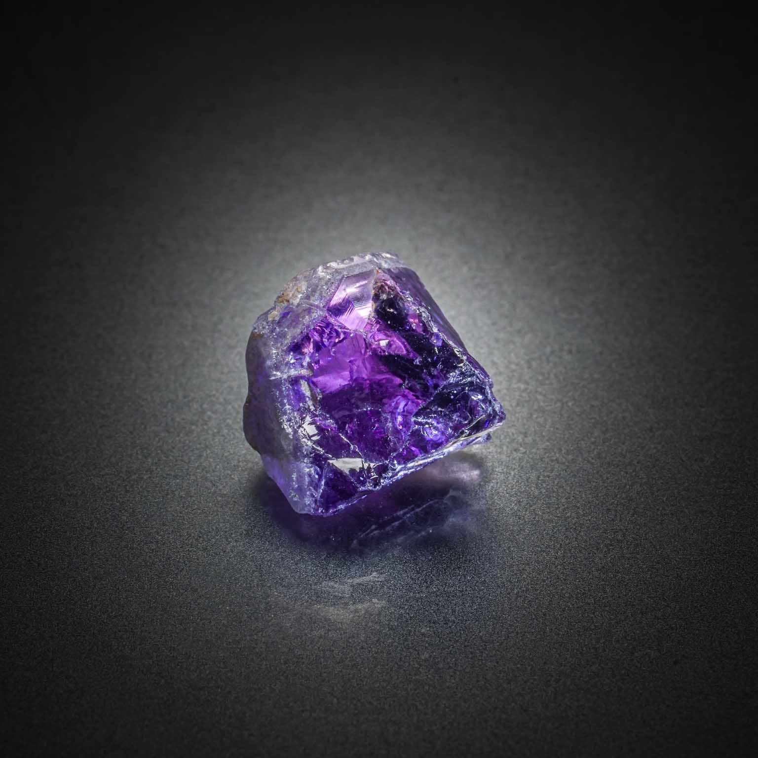 Améthyste brute sur papier. - Lazuli
