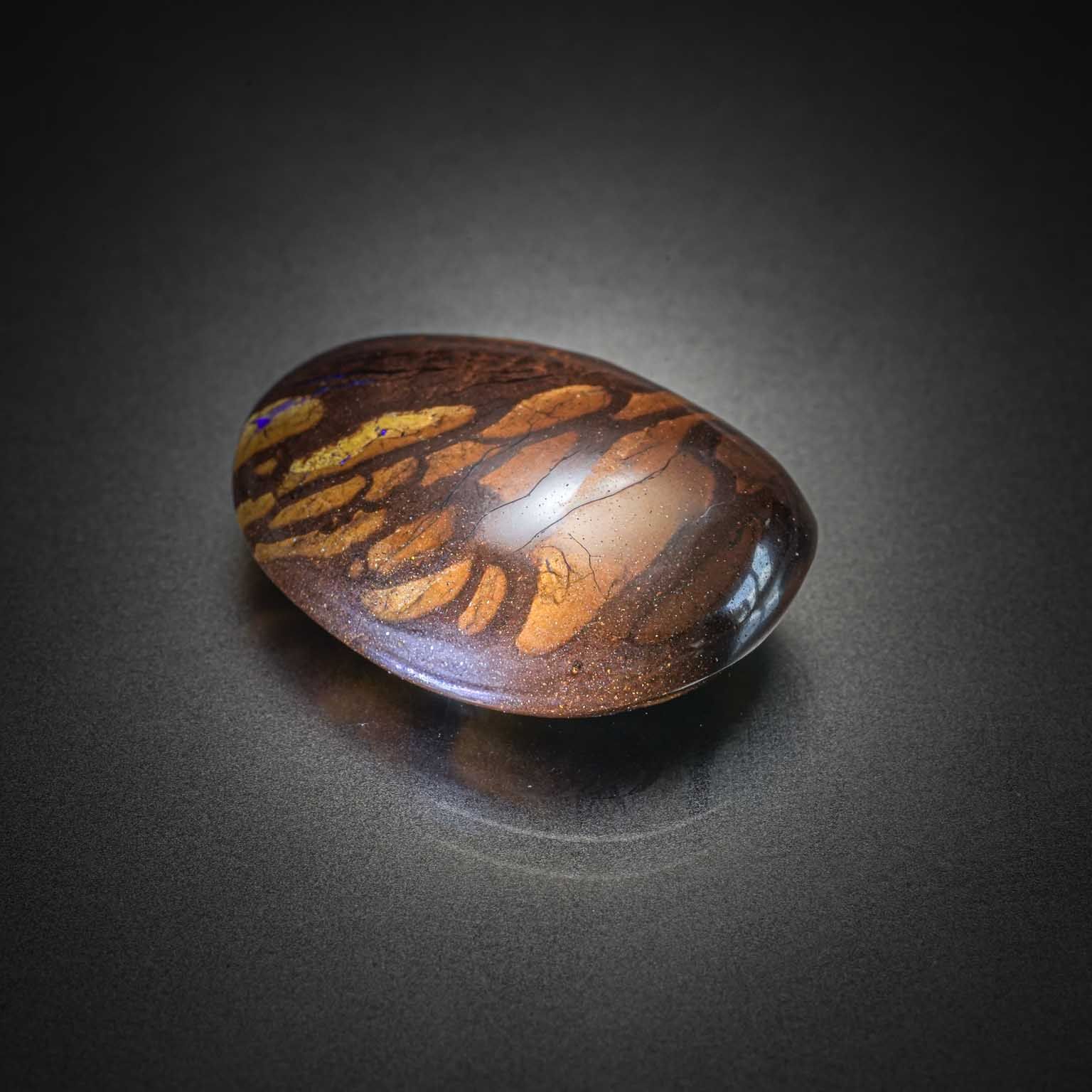 Opale boulder cabochon sur papier. - Lazuli