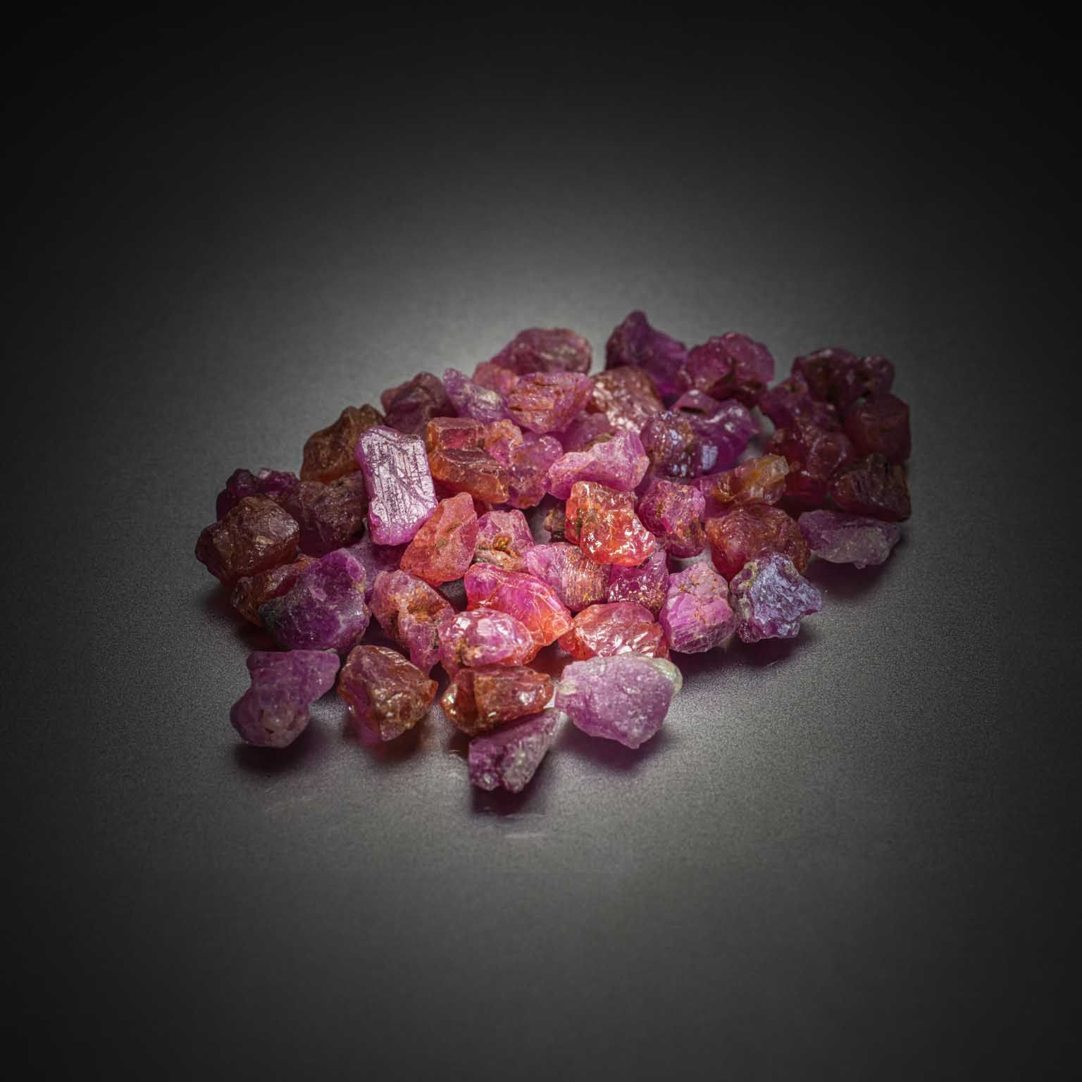 Lot de rubis bruts sur papier. - Lazuli