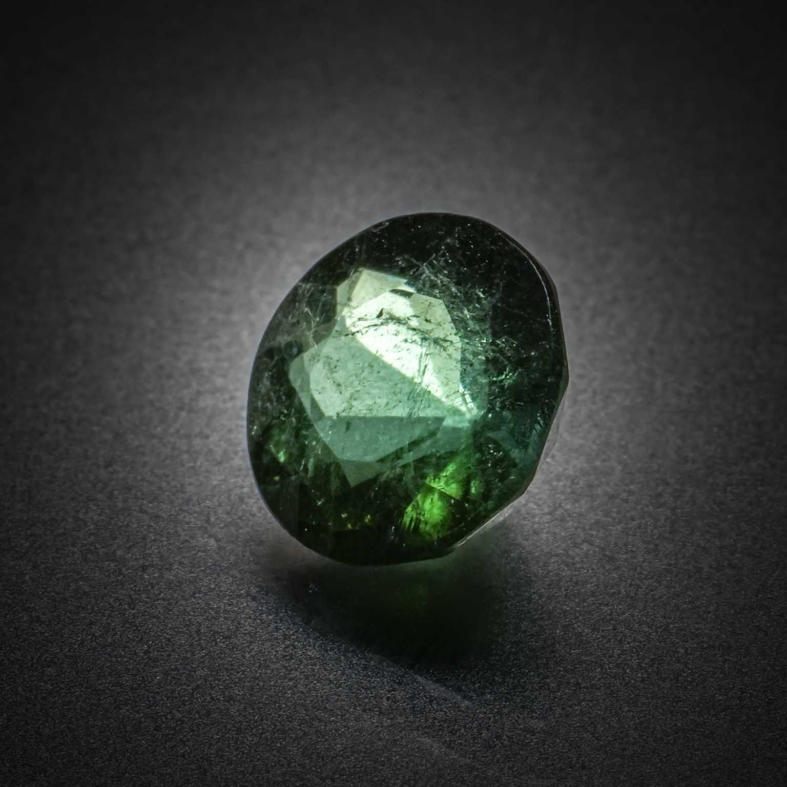 Tourmaline verte ronde sur papier. - Lazuli