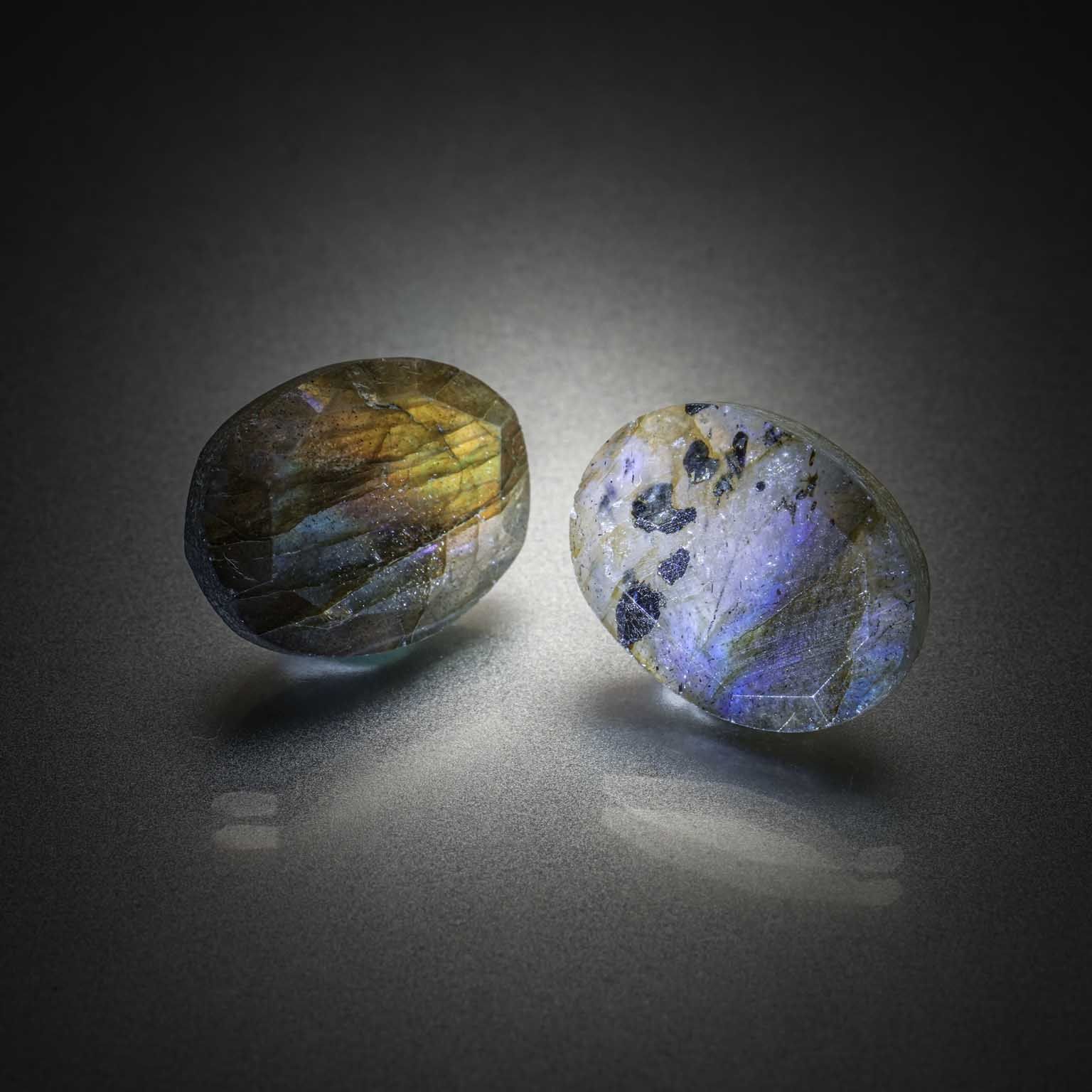 Lot de cinq saphirs oranges poires sur papier. - Lazuli