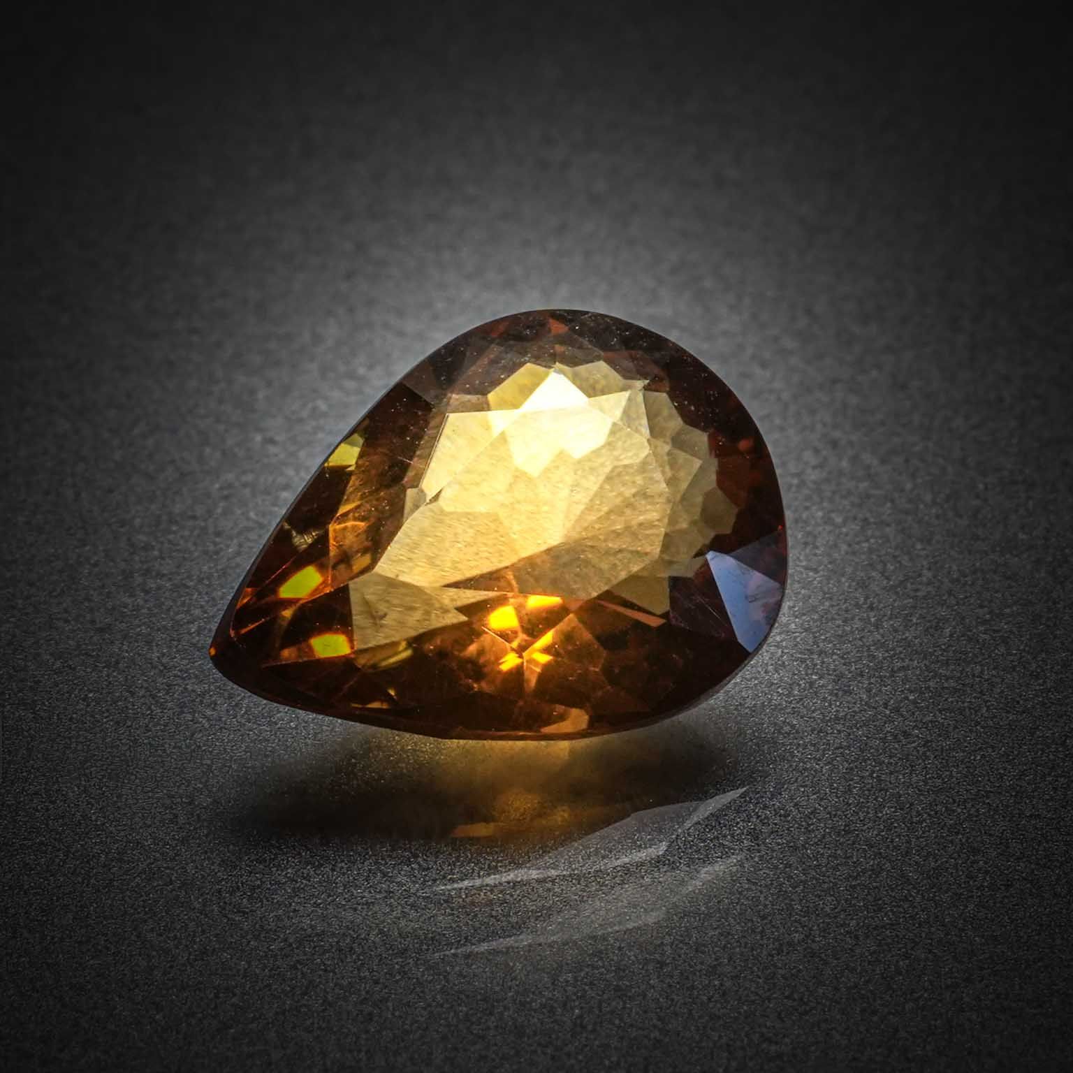 Saphir jaune ovale sur papier. - Lazuli