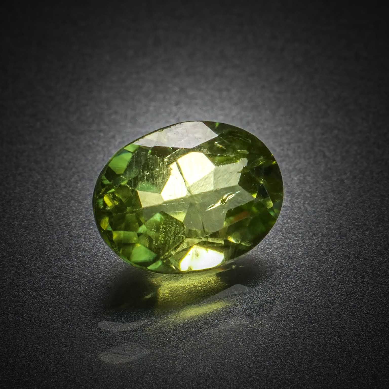 Grenat orange hessonite rond sur papier. - Lazuli