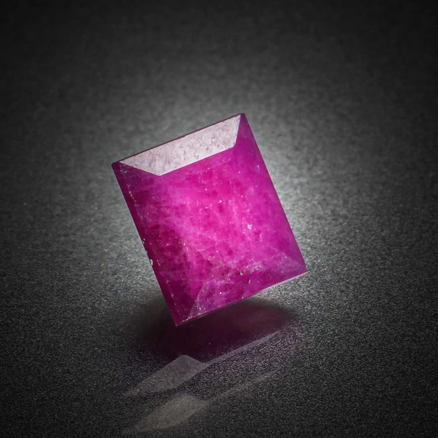 Grenat violet/rose rhodolite ovale sur papier. - Lazuli