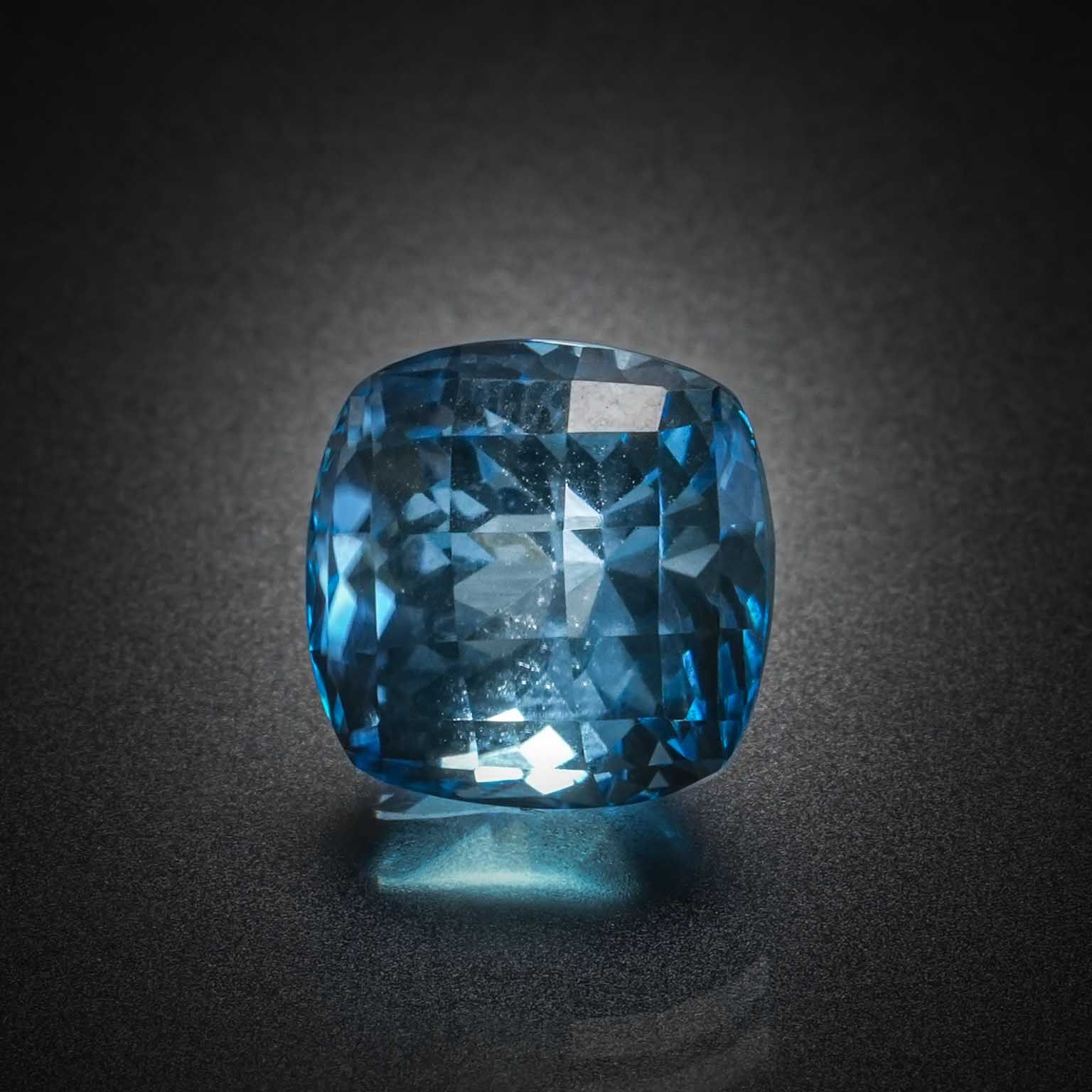 Fluorite verte ovale sur papier. - Lazuli