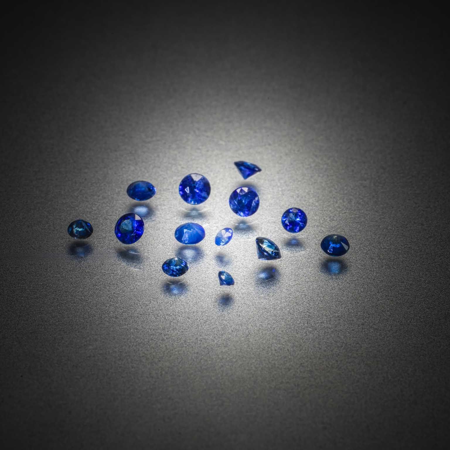 Saphir étoilé ovale cabochon sur papier. - Lazuli