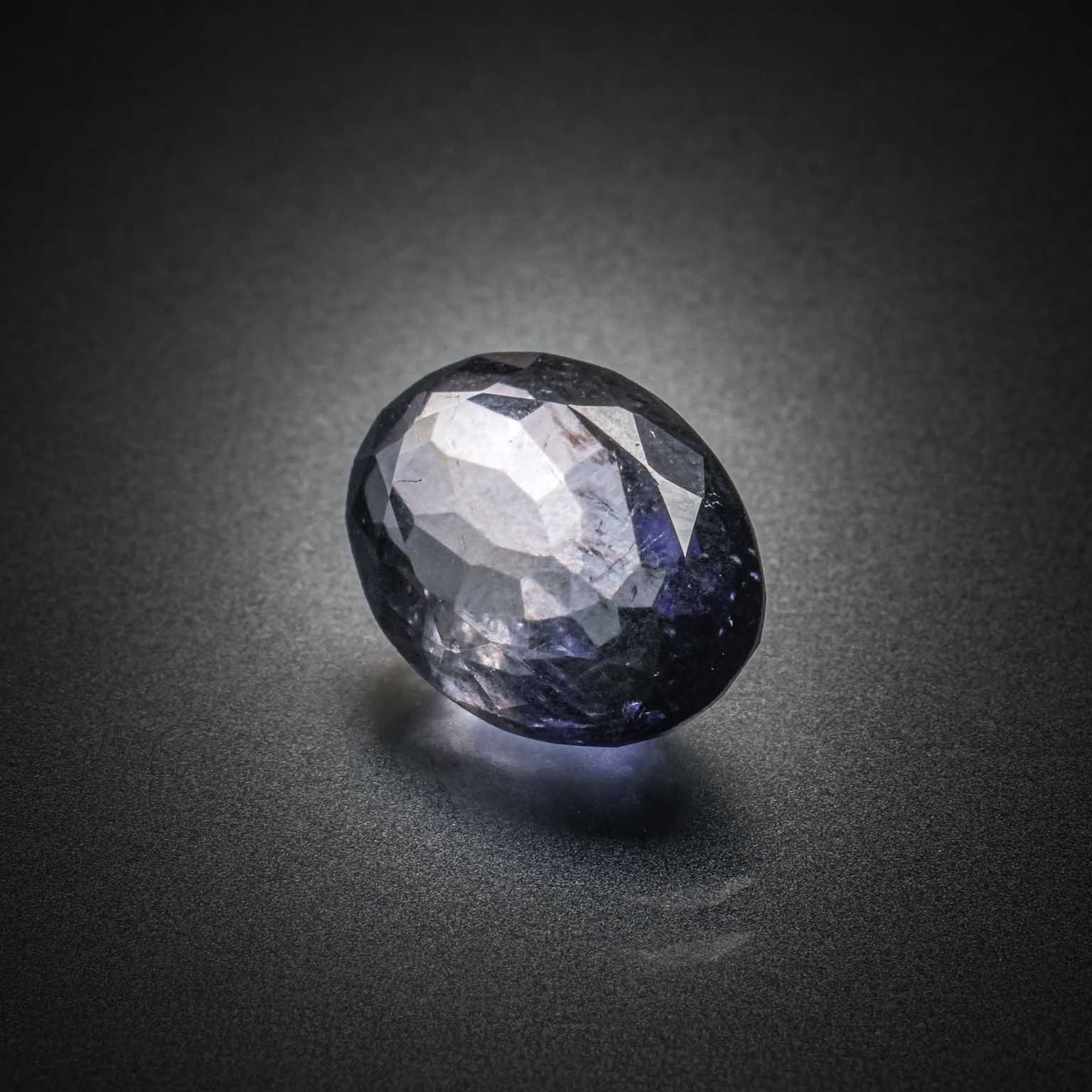 Iolite ovale sur papier. - Lazuli