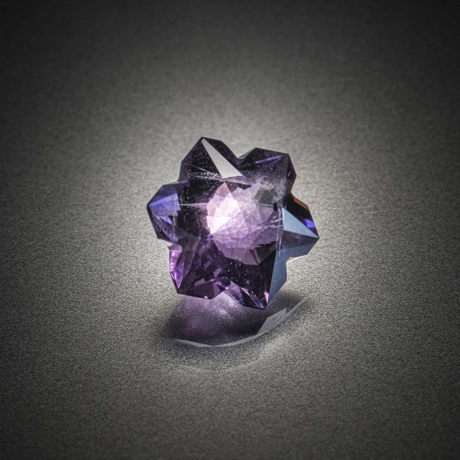 Opale noire poire cabochon sur papier. - Lazuli
