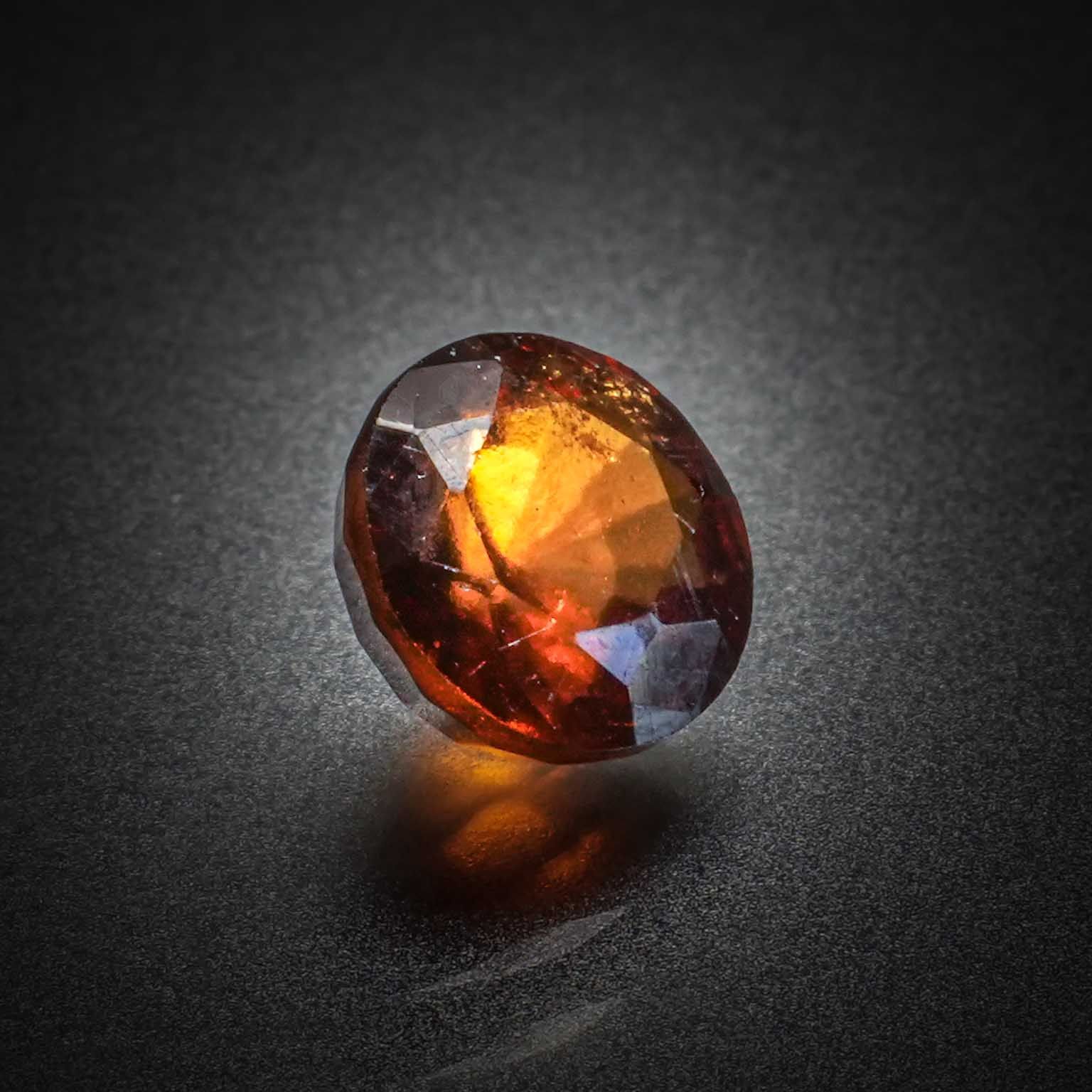 Lot de vingt diamants caramels ronds sur papier. - Lazuli