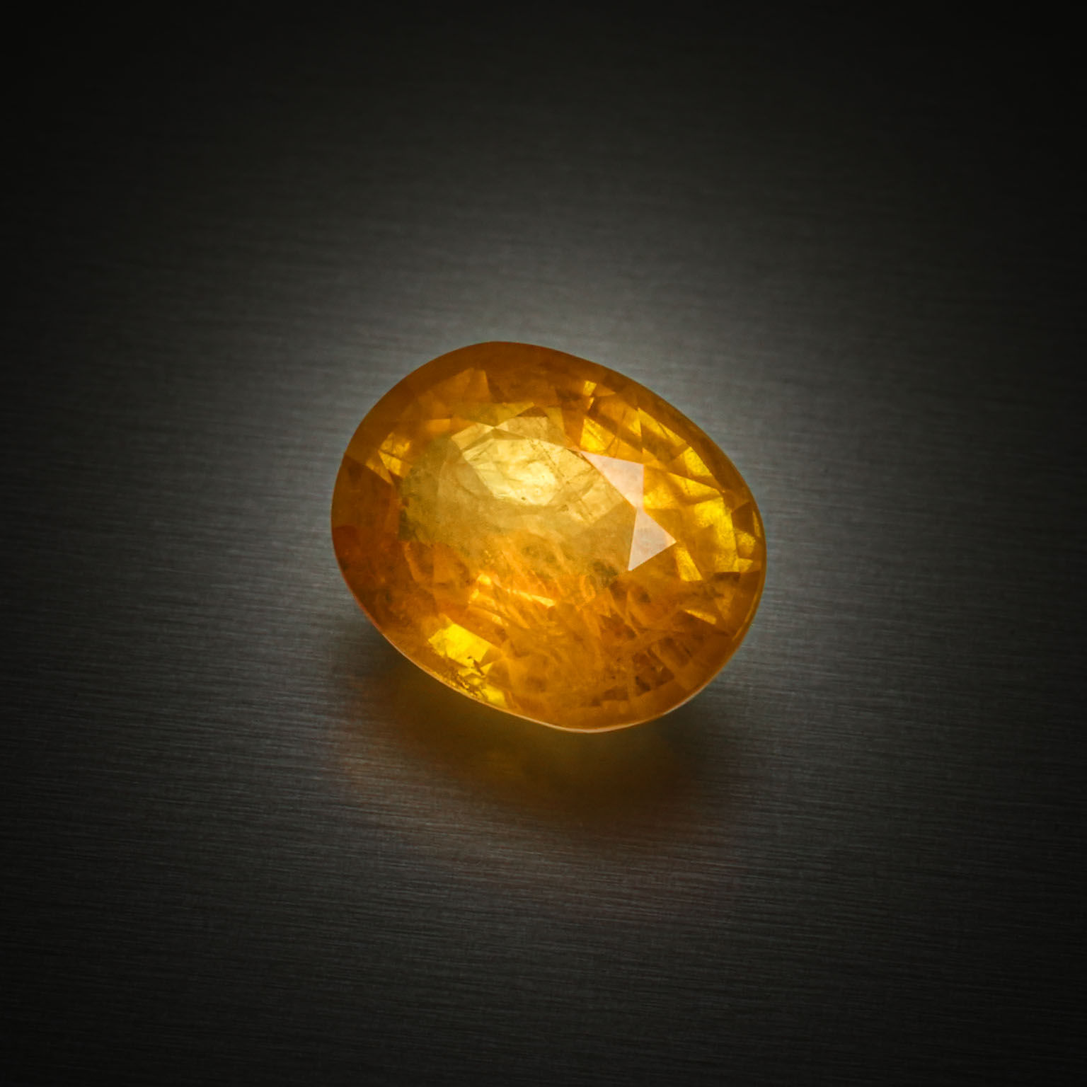 Quartz jaune fumé coussin sur papier. - Lazuli