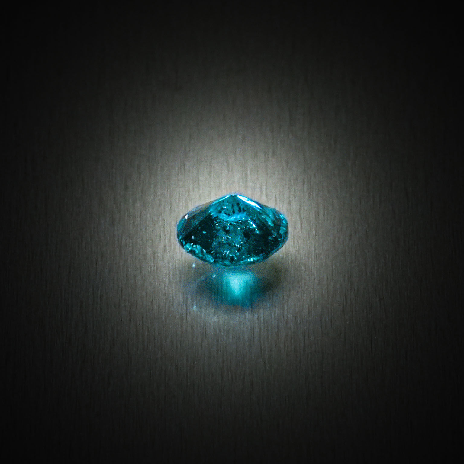 Diamant bleu rond sur papier. - Lazuli