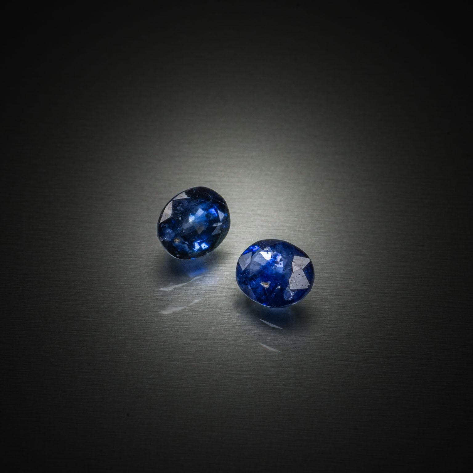 Lot de deux saphirs coussins sur papier. - Lazuli