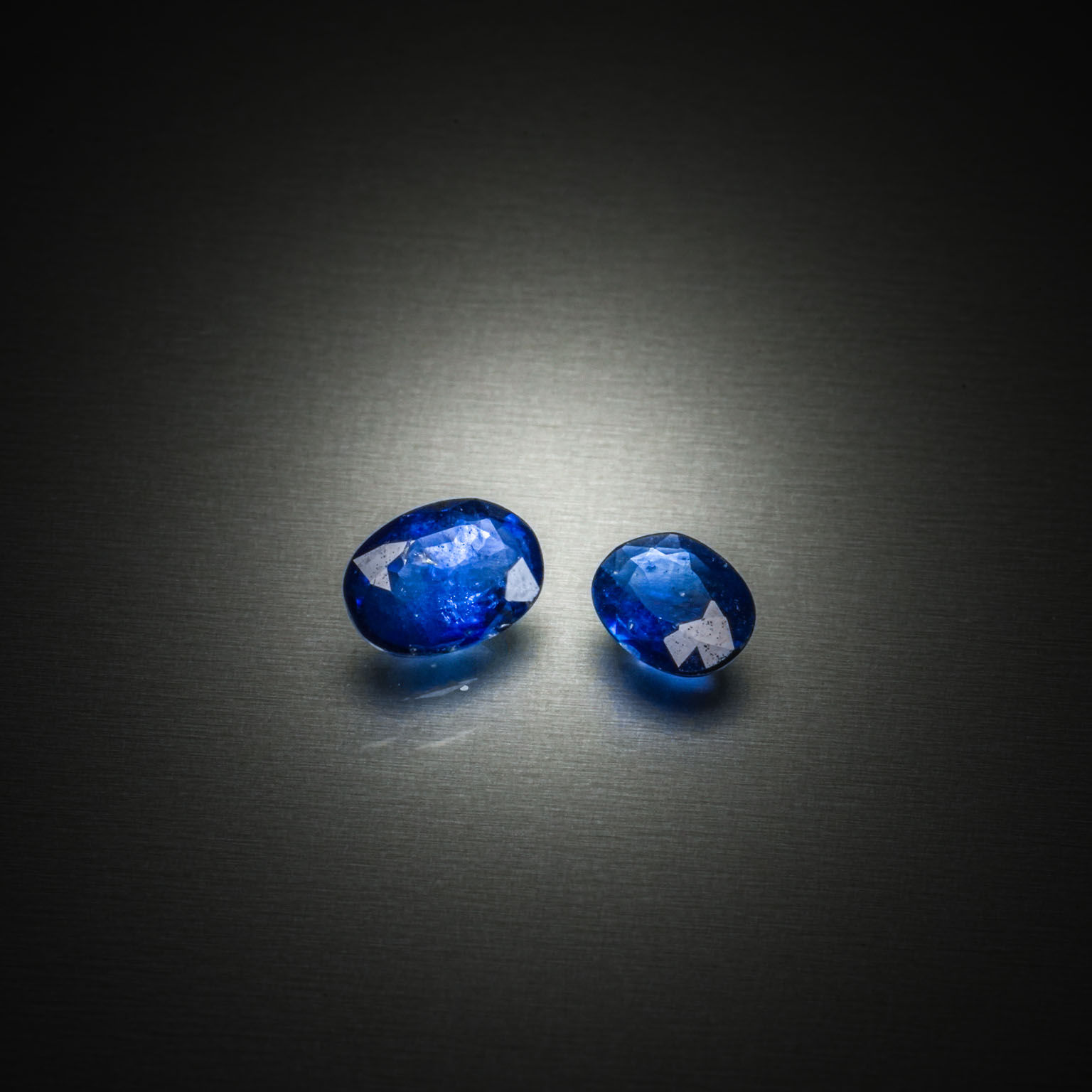 Prehnite ovale cabochon sur papier. - Lazuli