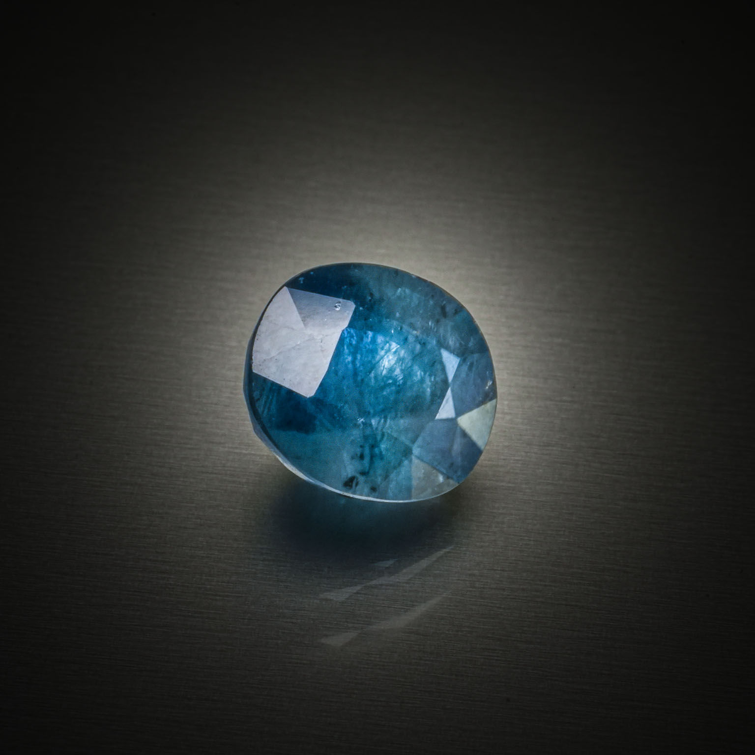 Péridot rond sur papier. - Lazuli