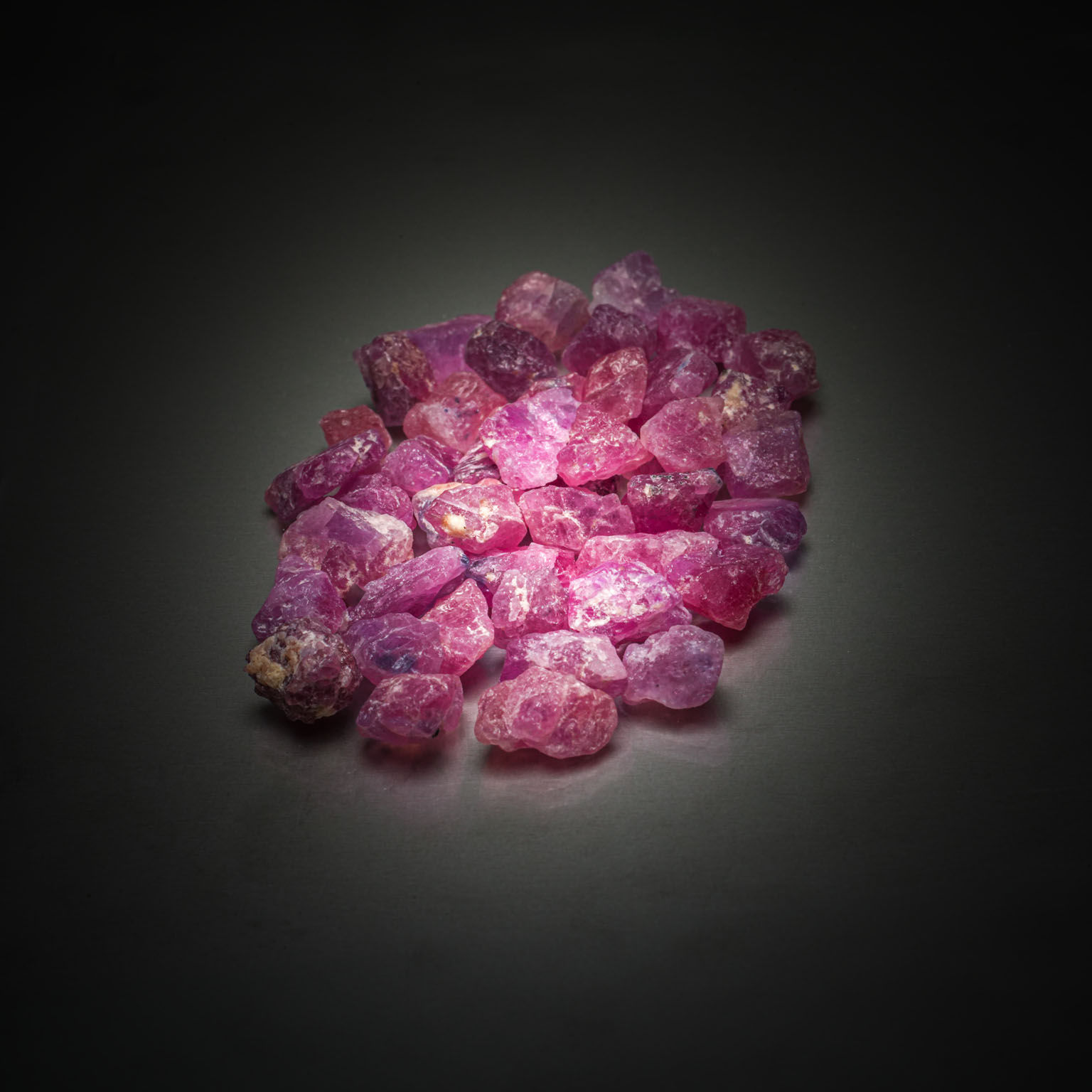 Lot de rubis bruts sur papier. - Lazuli