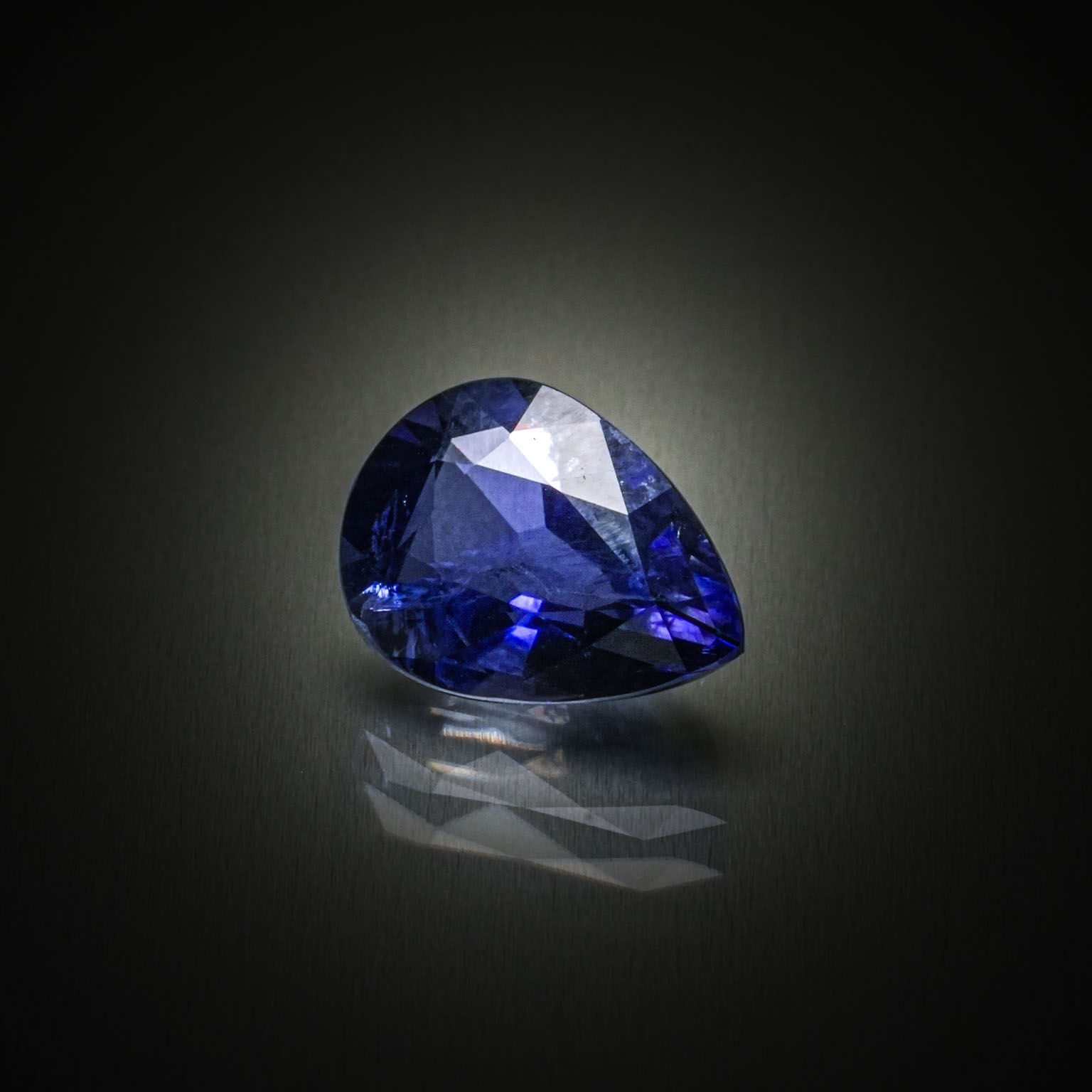Iolite poire sur papier. - Lazuli