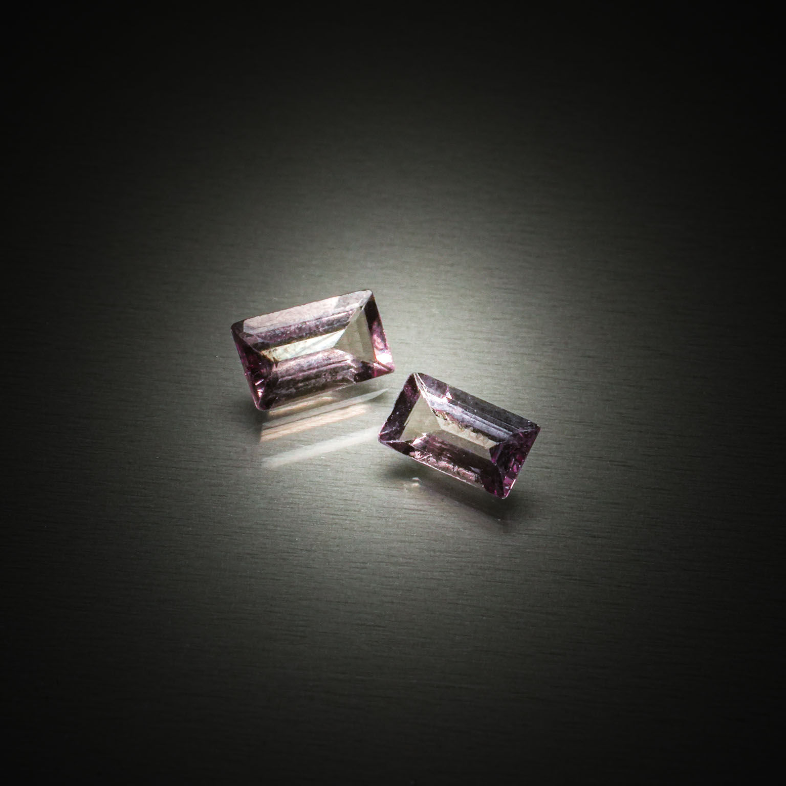Rhodonite cabochon sur papier. - Lazuli