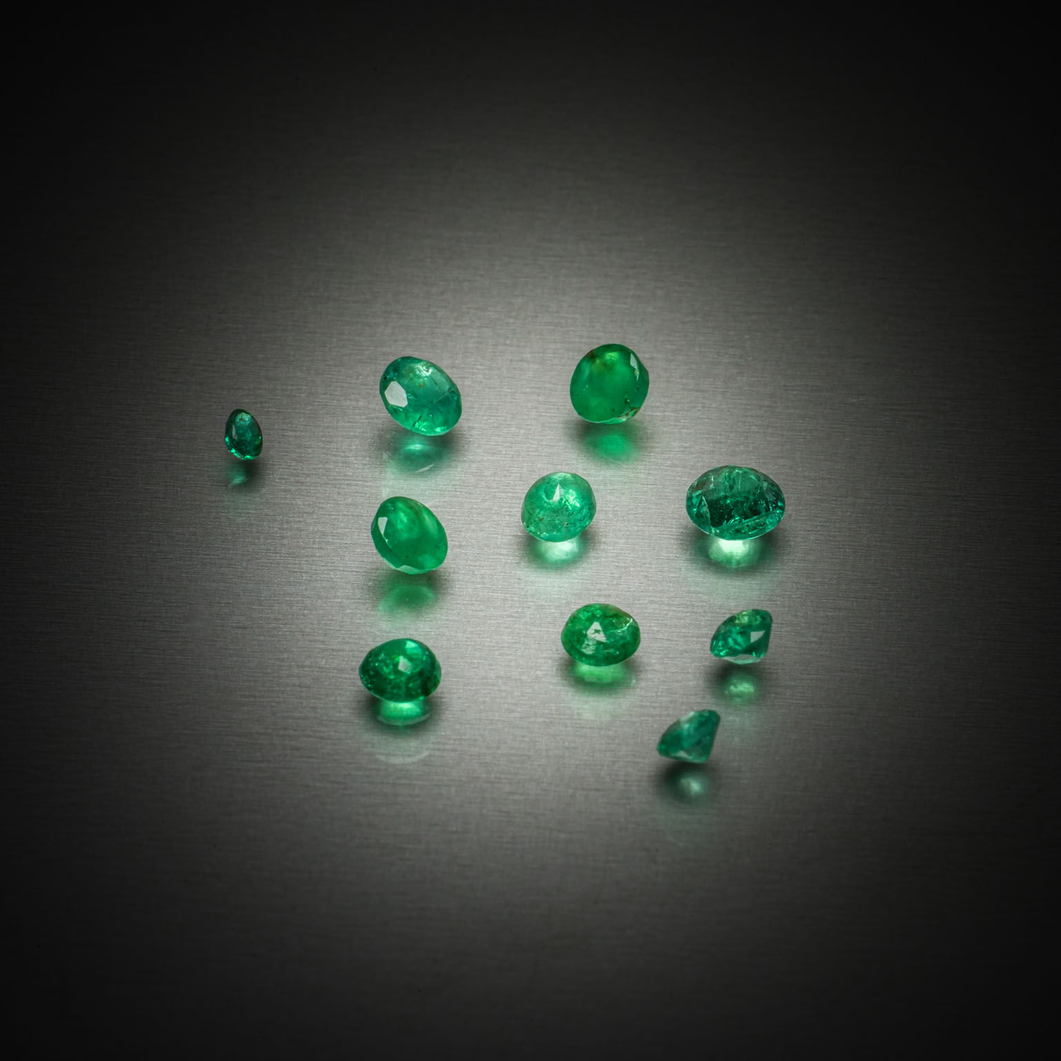 Lot de dix émeraudes sur papier. - Lazuli