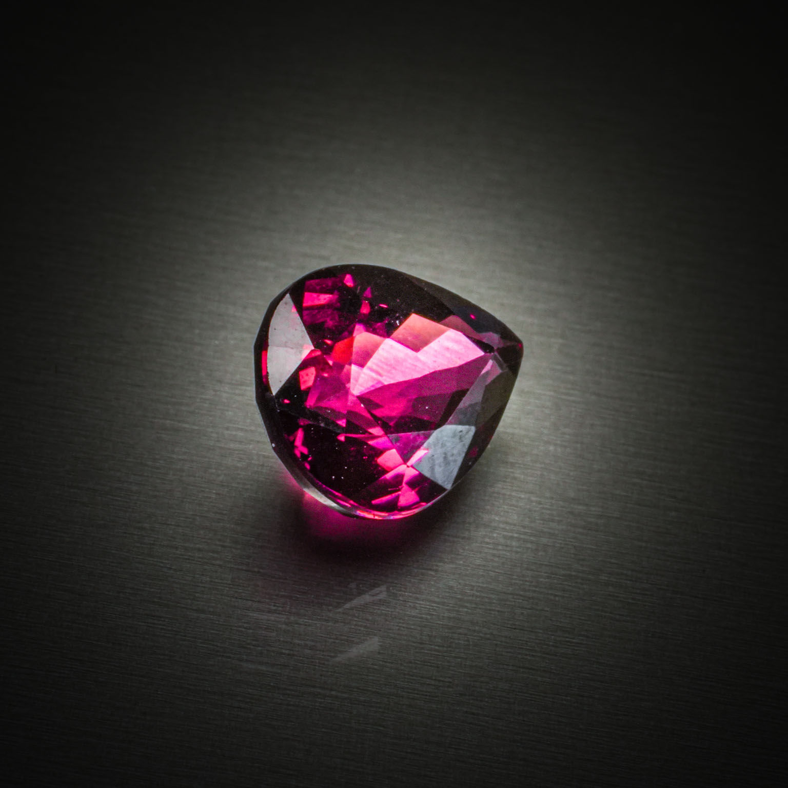 Iolite poire sur papier. - Lazuli
