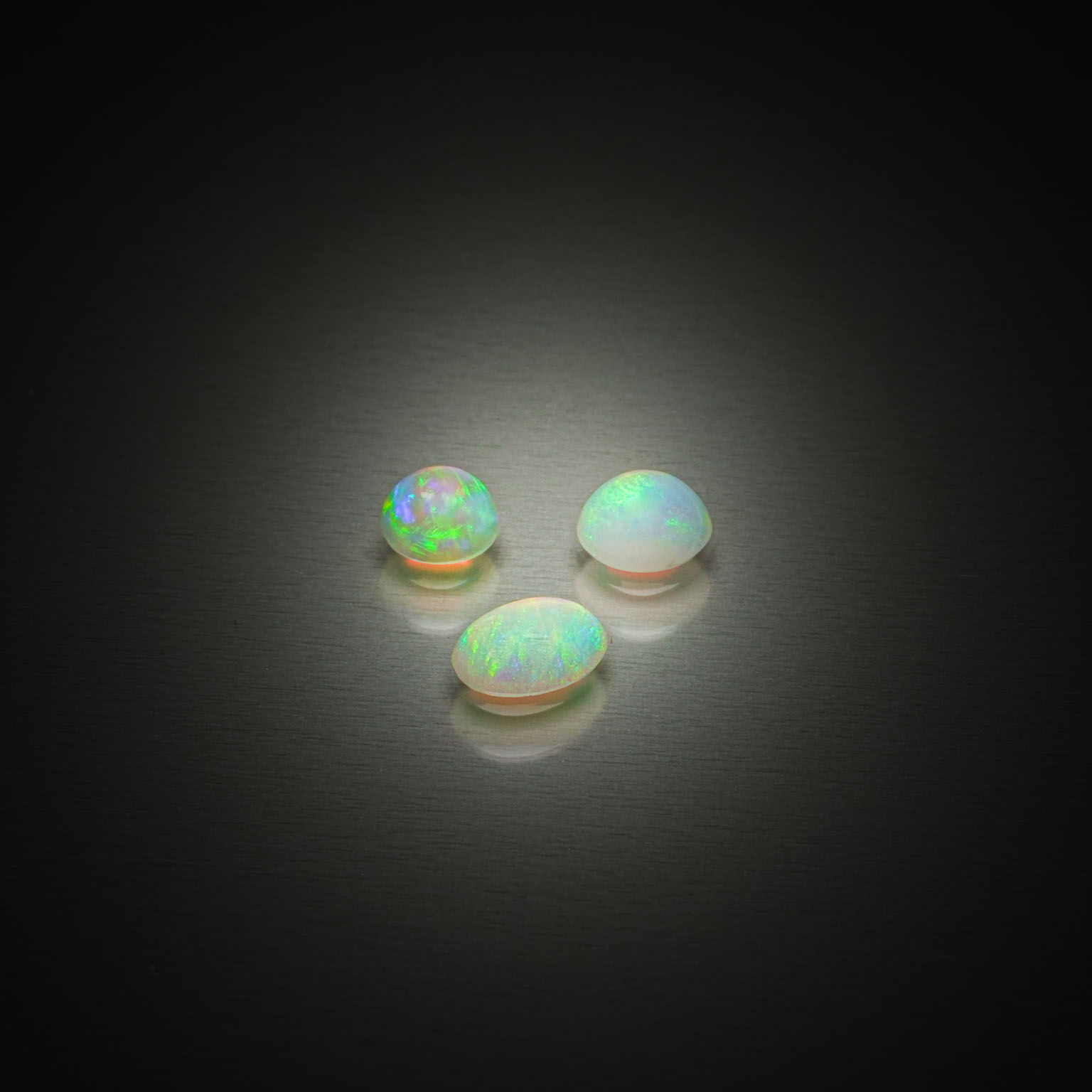 Rhodonite cabochon sur papier. - Lazuli