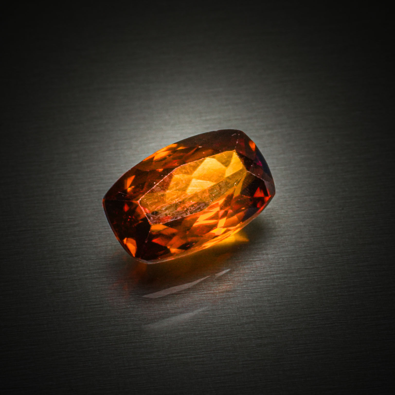 Rubis ovale sur papier. - Lazuli