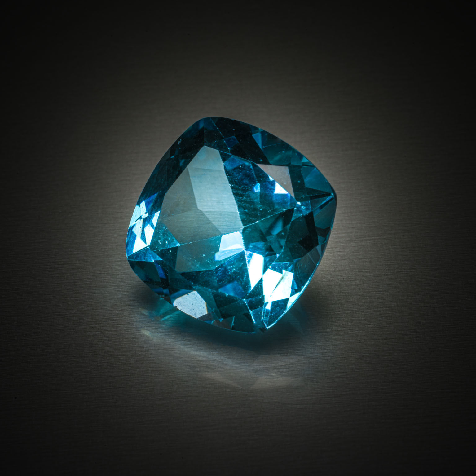 Saphir étoilé ovale cabochon sur papier. - Lazuli