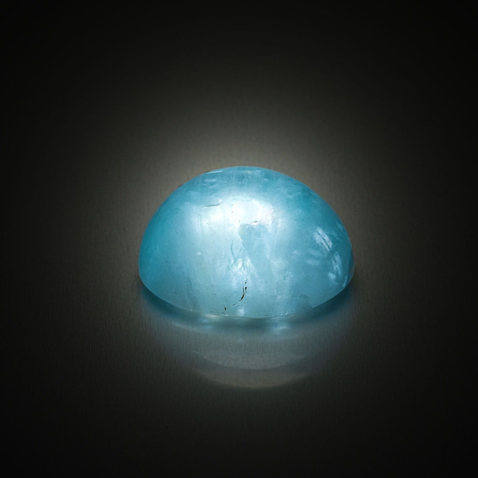Calcédoine bleue ovale cabochon sur papier. - Lazuli