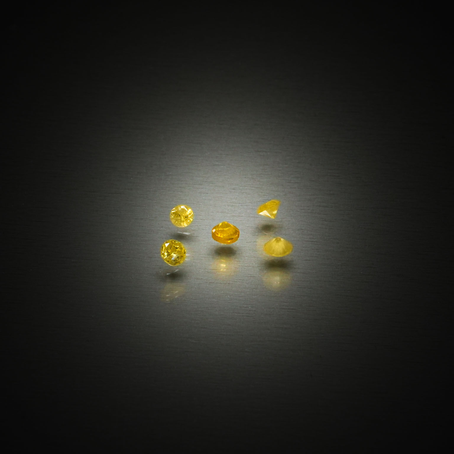 Lot de cinq diamants jaunes ronds sur papier. - Lazuli