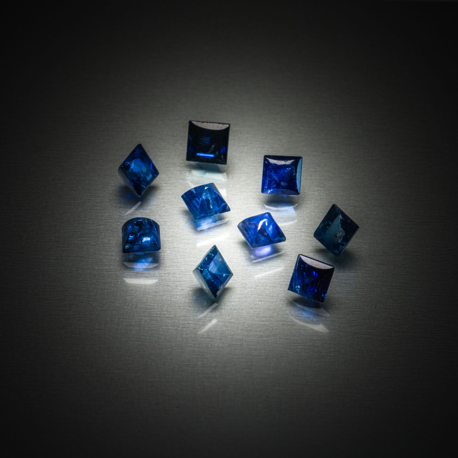 Apatite ovale sur papier. - Lazuli