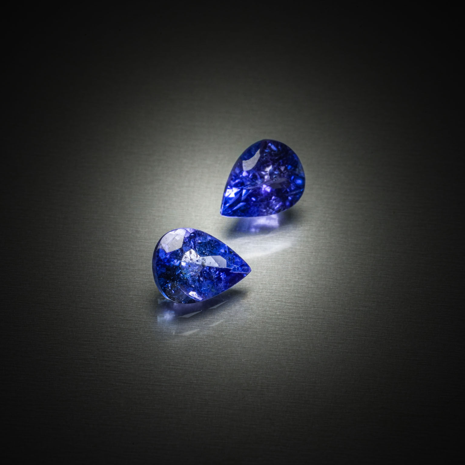 Saphir coussin sur papier. - Lazuli