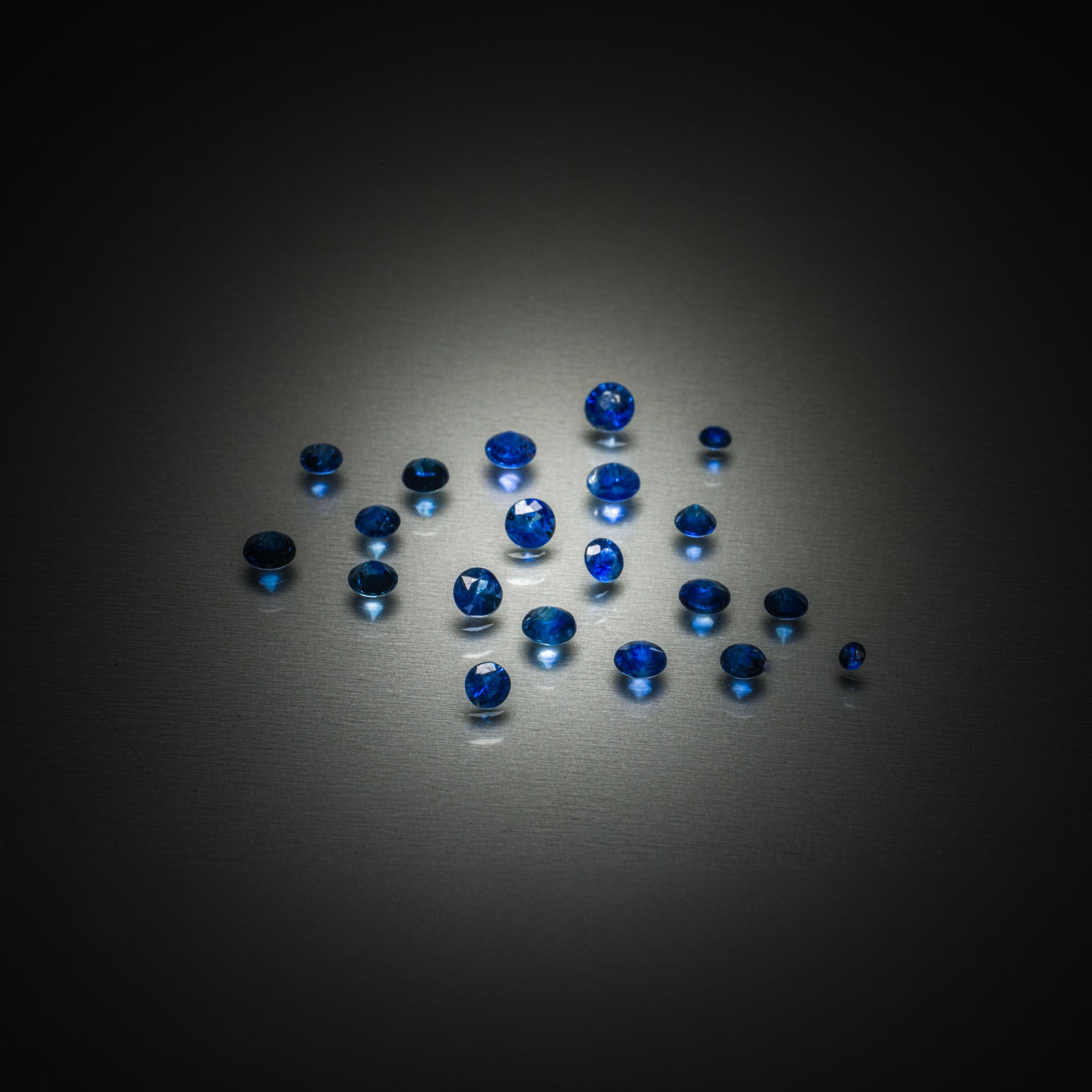 Lot de vingt saphirs ronds sur papier. - Lazuli