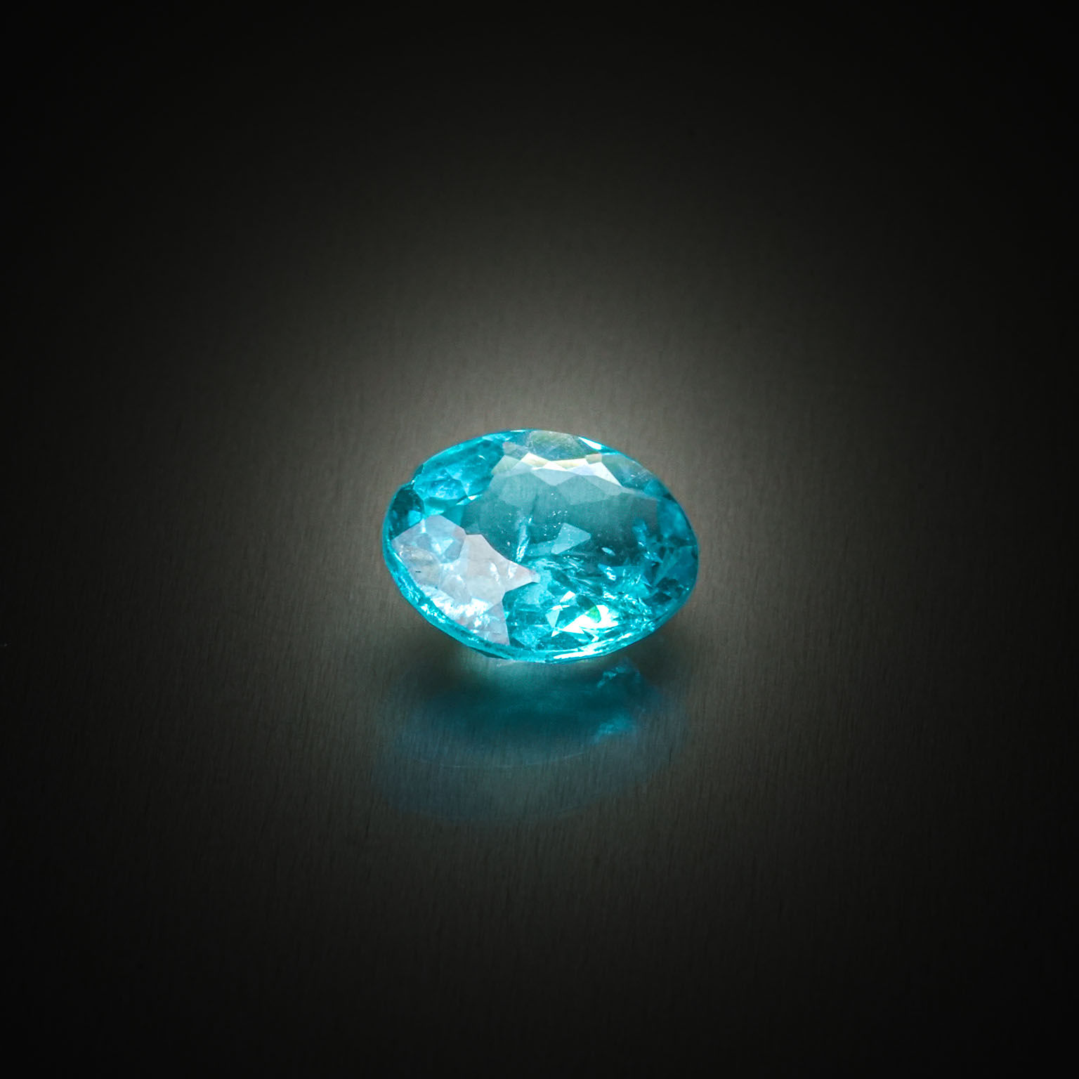 Apatite bleue ovale sur papier. - Lazuli