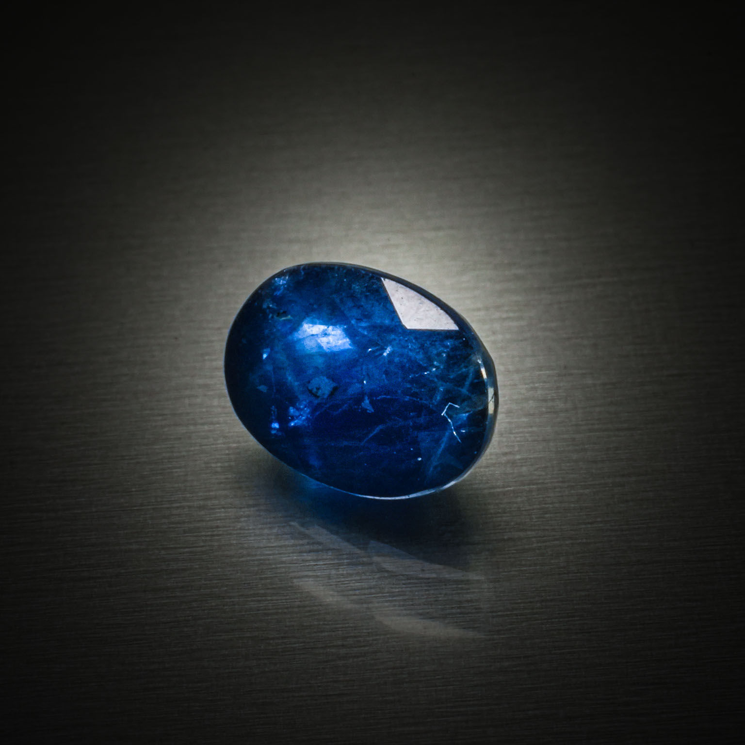 Saphir jaune ovale sur papier. - Lazuli
