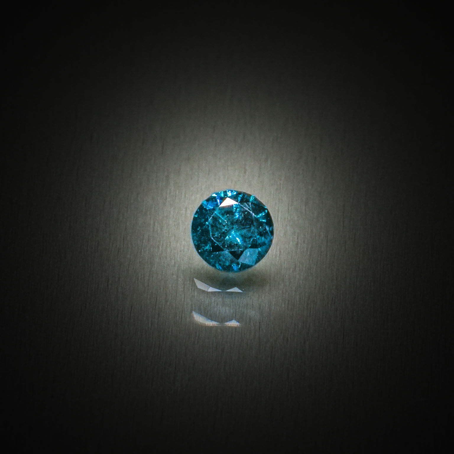 Diamant bleu rond sur papier. - Lazuli