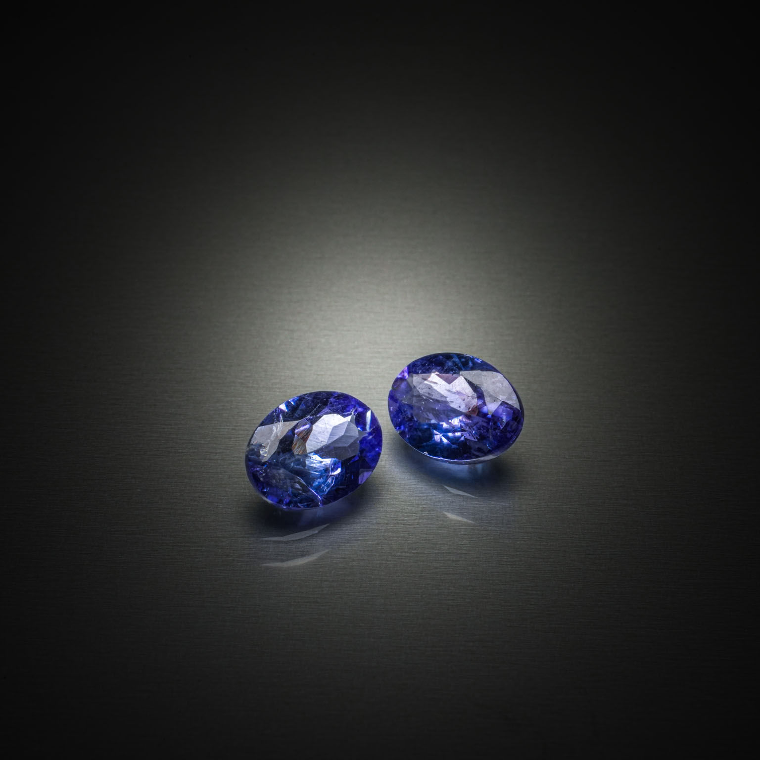 Appairage de tanzanites ovales sur papier. - Lazuli