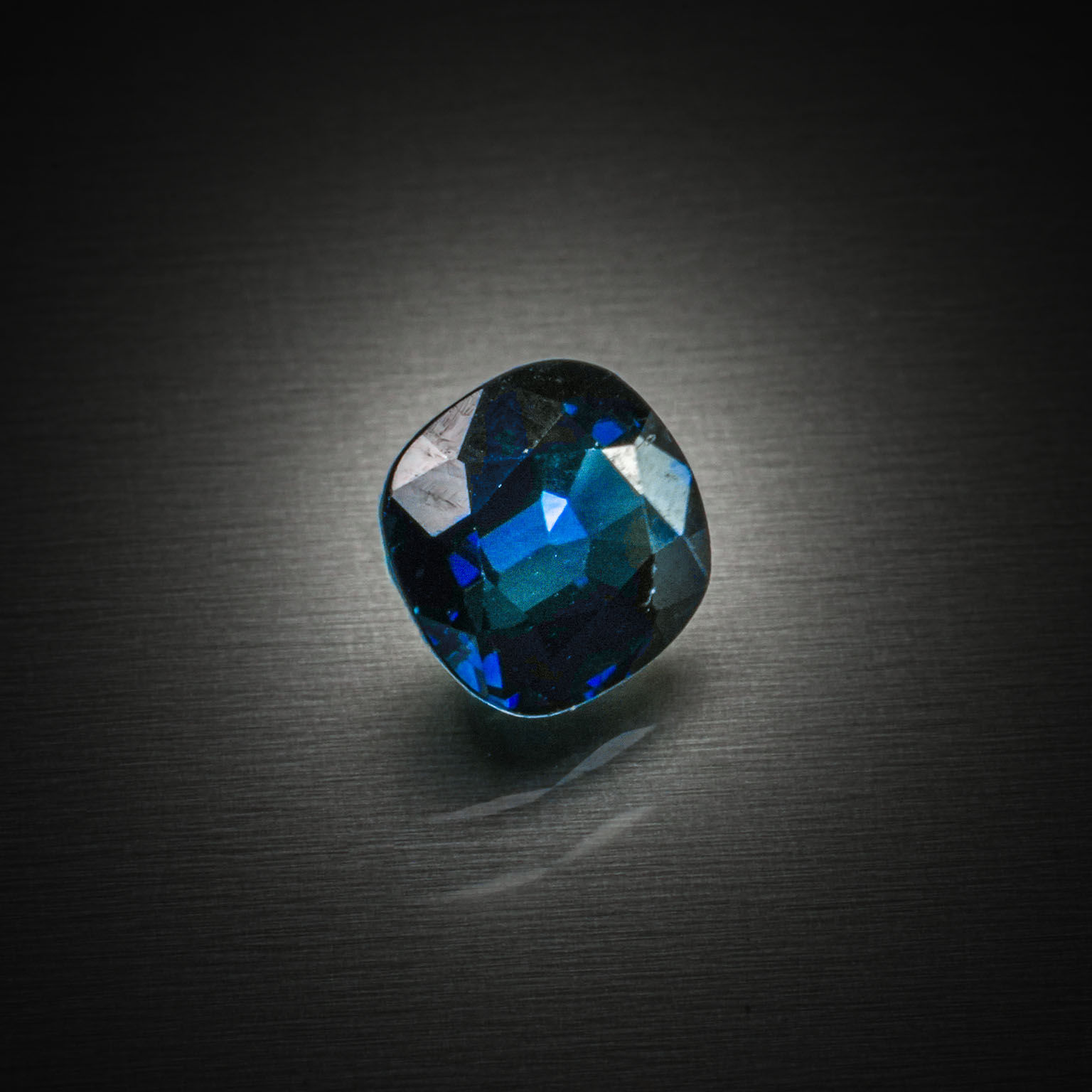 Saphir coussin sur papier. - Lazuli